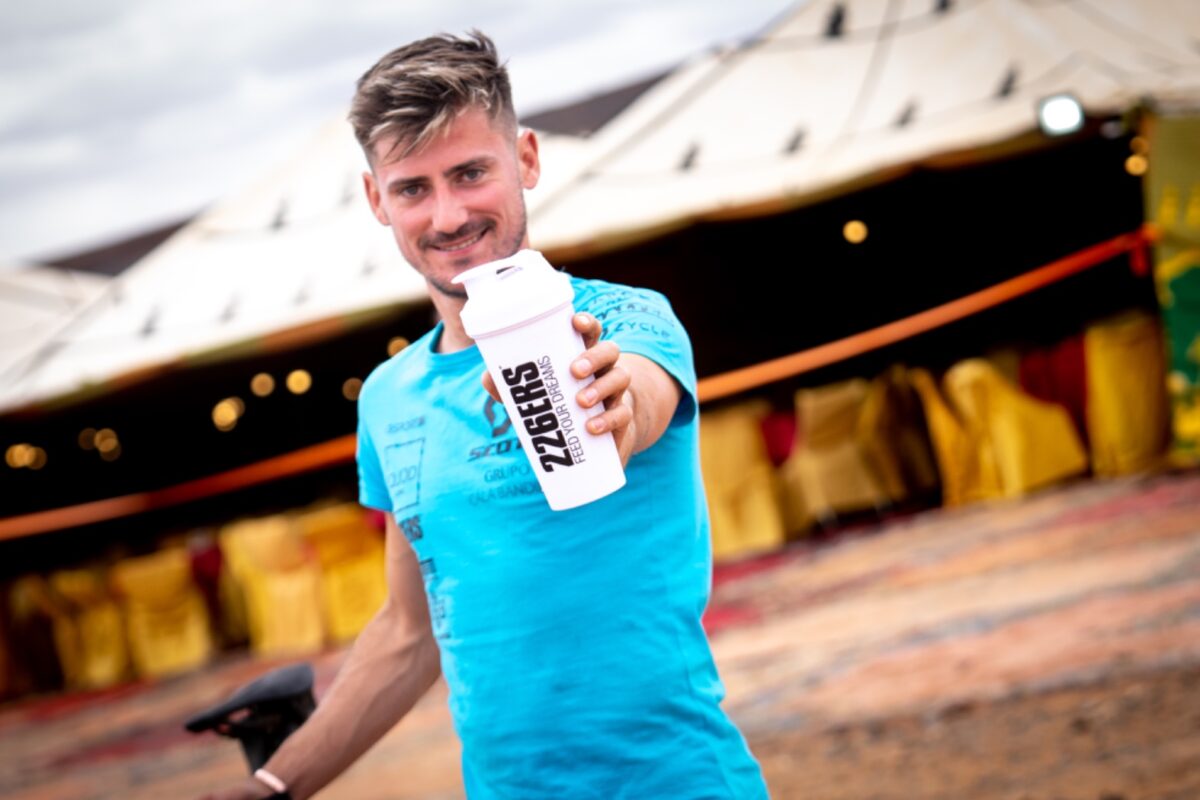 SHAKER z sitkiem i kulką mieszającą 800ml. - obrazek 2